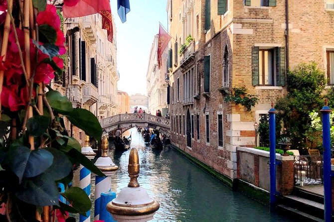 30-min Private Gondola Ride for up to 5 people - Punta della Dogana and the Palla d’Oro moment