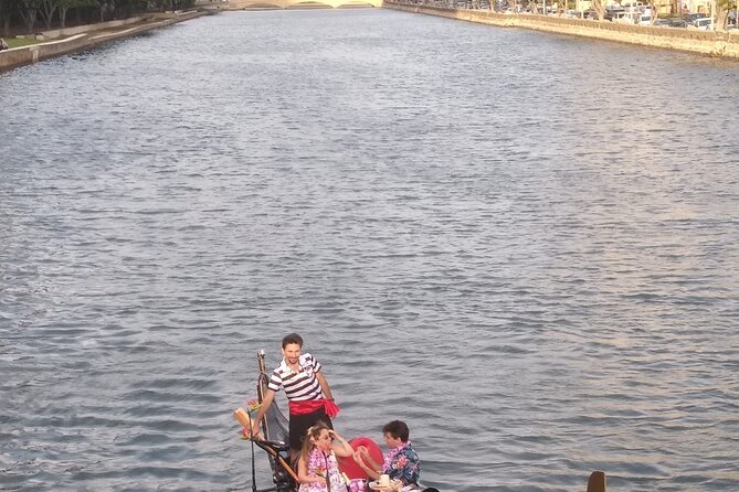 Aloha Gondola Cruise with Drinks & Pastries - Romance factor: why the small group matters in Waikiki