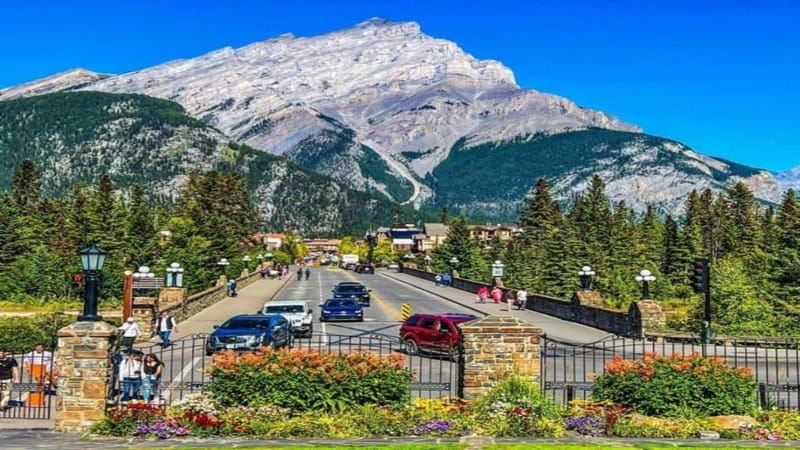 Banff: Gondola, Hot Spring and Three Lakes Tour - A guide can make or break this kind of day