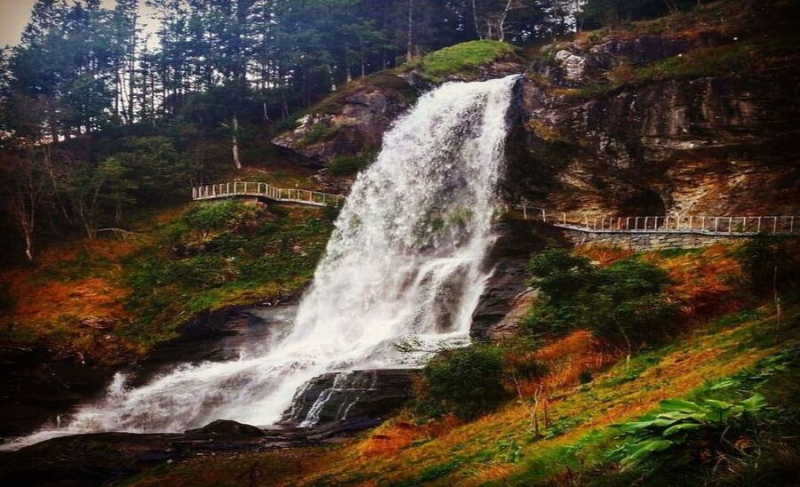 Bergen: Hardangerfjord, Voss Gondola & 3 Great Waterfalls - Skjervsfossen: a quick photo stop that still earns its place
