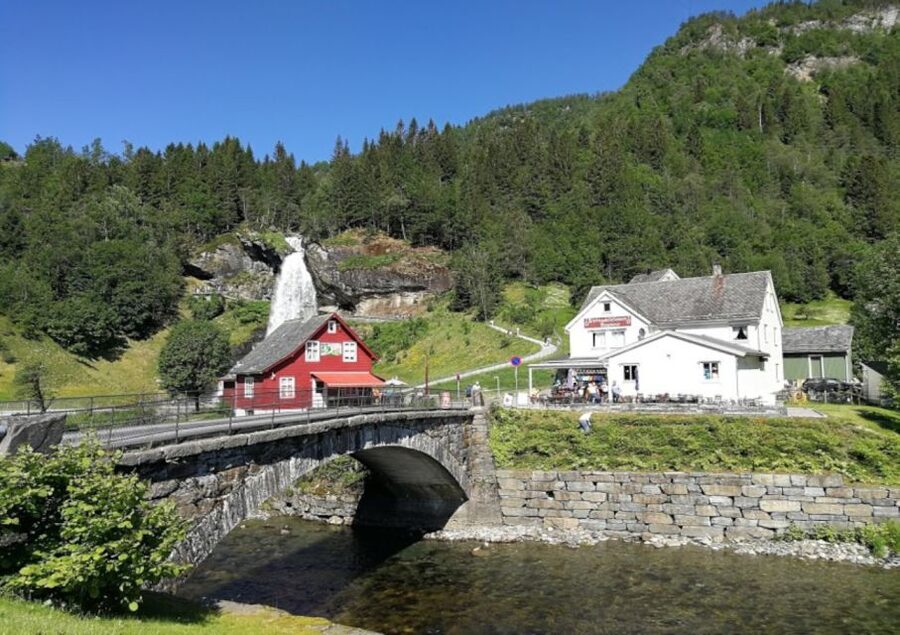 Bergen: Hardangerfjord, Voss Gondola & 3 Great Waterfalls - Eidfjord: the one-hour lunch window that keeps the day sane