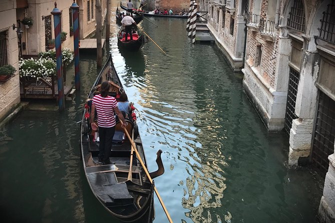 Charming Gondola Ride on the Grand Canal & Gondola Gallery™ - Shared Gondola Reality: Comfort, Photos, and Why Time-of-Day Changes Everything