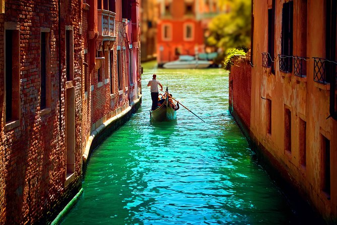 Classic 30-Minute Gondola Ride in Venice - Gondolier talk and pacing: what to expect in real life