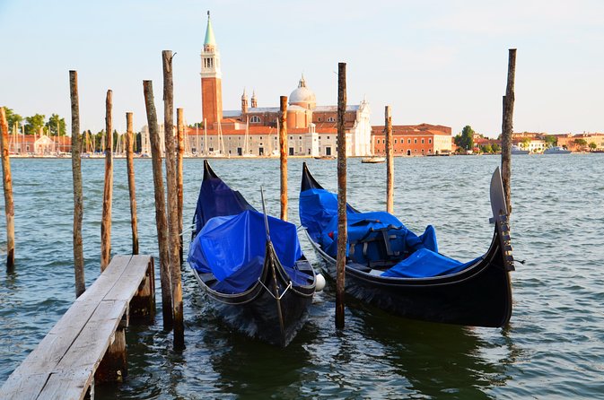 Classic 30-Minute Gondola Ride in Venice - The Grand Canal stretch: Rialto views plus Accademia and Salute