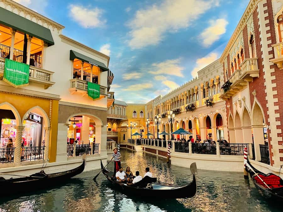Doha City Tour, Villaggio Mall and Free Gondola Ride - The Pearl-Qatar: strolling a man-made waterfront