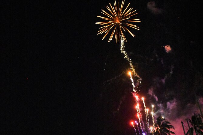Fireworks Waikiki Gondola Cruise -lots of fun- - Fireworks from the water: why the reflection view is the real upgrade