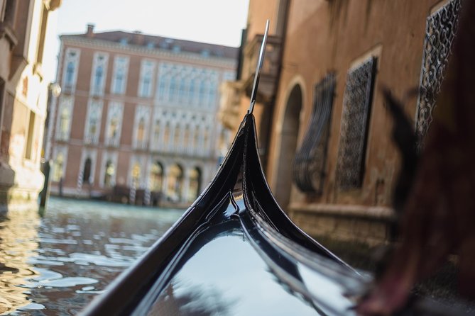Grand Canal Gondola Experience with Live Commentary™ - The gondola ride: what it feels like on the Grand Canal