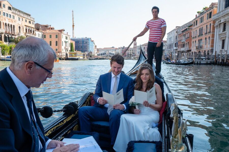 Grand Canal: Renew Your Wedding Vows on a Venetian Gondola - Renewing Your Vows on Venice’s Canals: The Point of the Whole Day