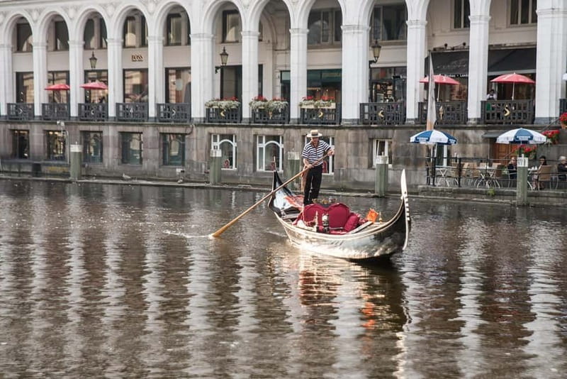Hamburg: Alster Lake public Tour in a Real Venetian Gondola - Where you meet and how the boarding works at Ballindamm 14A
