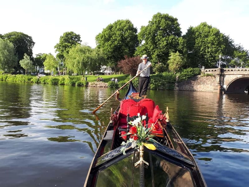 Hamburg: Alster Lake public Tour in a Real Venetian Gondola - Carlo the gondolier: the storytelling makes it worth staying for the whole 45