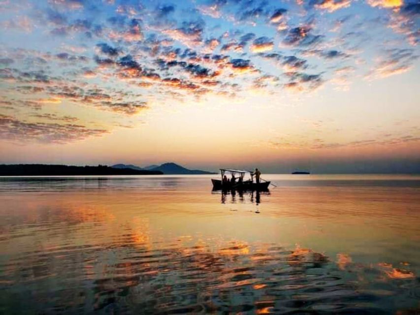 Ko Lanta: Sunrise Gondola Boat Ride with Breakfast - What you might see: birds, macaques, and fisherman energy