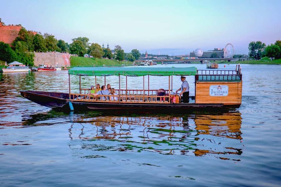 Krakow: Evening or Night Gondola Cruise - Wawel Castle to the dragon statue: the night start you’ll remember