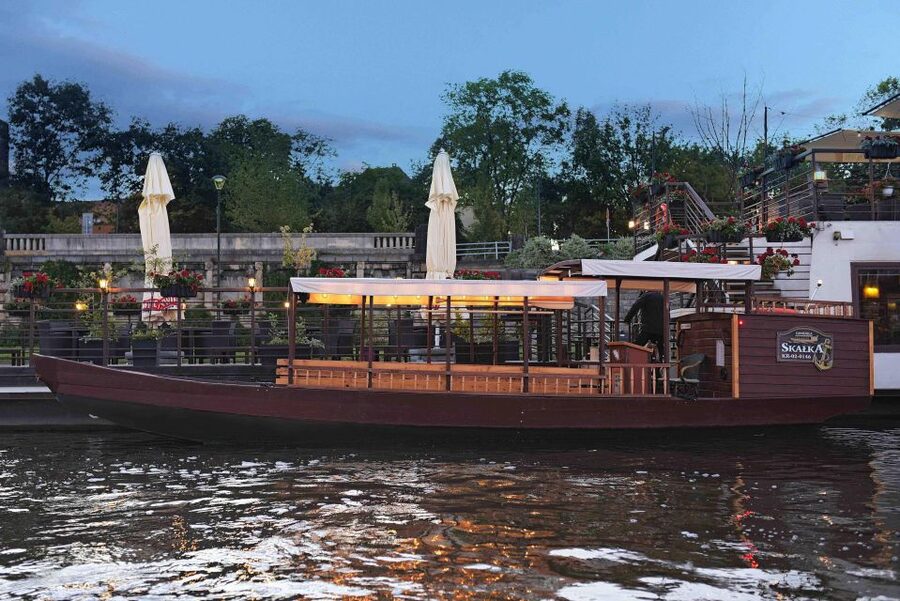 Krakow: Private Traditional Gondola Cruise - Getting Started: Meeting Point, Timing, and What to Bring