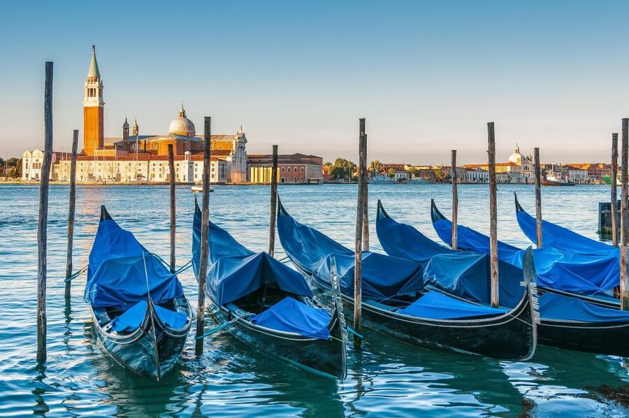 Land and Lagoon - Walking Tour and Gondola Ride - Gondolier personality and why shared gondola can vary