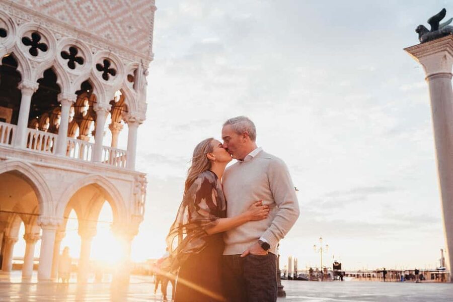 LAND & GONDOLA PHOTOSHOOTING - Land Photoshoot (1 Hour): From Bridges and Canals to Rialto