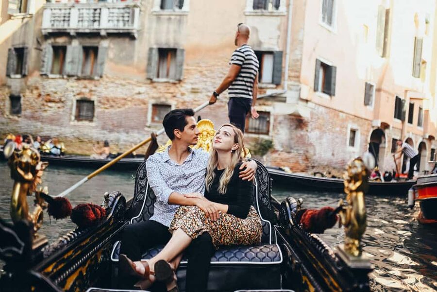 LAND & GONDOLA PHOTOSHOOTING - How Vincenzo Works: Posing Help Without the Awkwardness