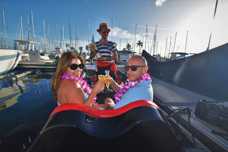 Oahu: Luxury Gondola Cruise with Drinks and Pastries - Waikiki Bridges, Magic Island, and Diamond Head Views
