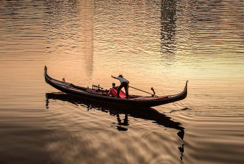 Private Alster Lake romantic Tour in a Real Venetian Gondola - Boarding at Ballindamm 14A: Step-Up Reality and Quick Prep