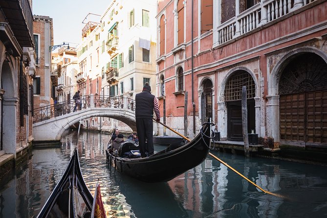 Private Crafted Gondola Ride on the Grand Canal - Gondolier Style: Romance Depends on the Person at the Oar