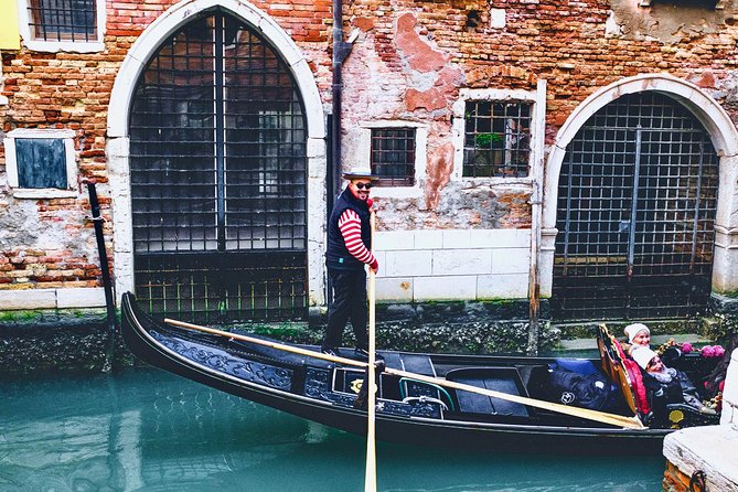Private Gondola Ride in Venice - Gondolier personality: chat, singing, and the phone factor