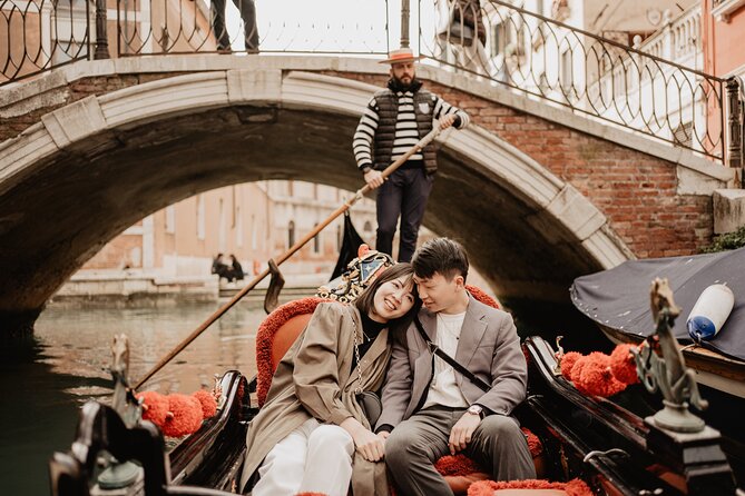 Private Gondola Ride with Professional Photographer in Venice - Professional photographer: what you’re paying for (beyond good posing)