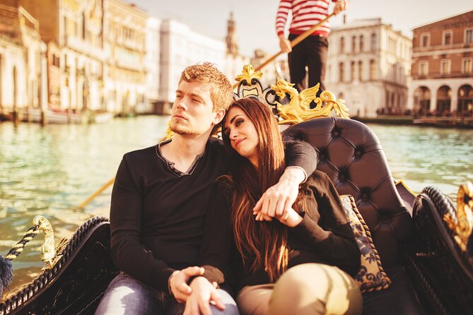 Private Photoshoot on Personal Gondola in Venice - St Mark’s Basilica photo session: big backdrop, guided angles