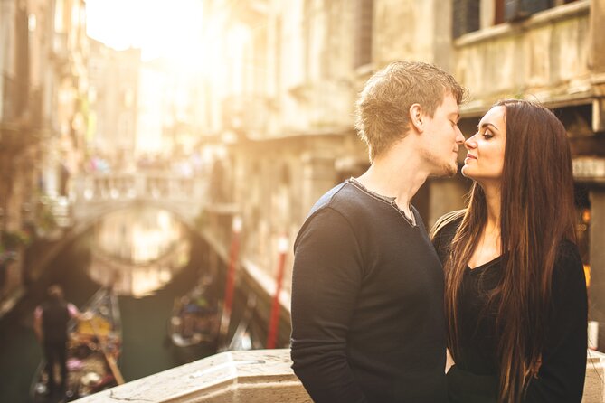 Private Photoshoot on Personal Gondola in Venice - Grand Canal and Rialto finale: icon shots with a plan