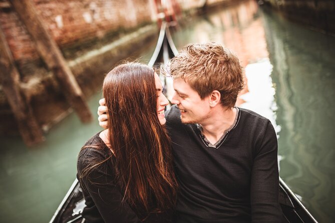 Private Photoshoot on Personal Gondola in Venice - Photo delivery, edits, and follow-up: plan like you’re on vacation