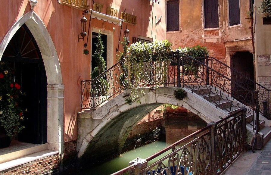 Private Venice Walking Tour and Gondola Ride - Campo Manin and Daniele Manin: A Human Marker in a City of Symbols