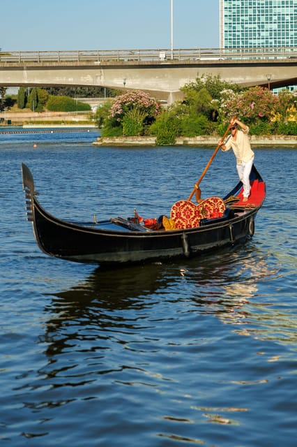 Roma: The one and only Roma Gondola tours on the lake! - The 30-minute ride: what the gondola experience feels like