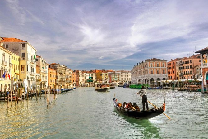 Romantic Venice: 30 Minute Gondola Ride with Serenade - The serenade: live singer, but you’ll want the right expectations