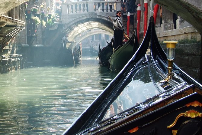 Romantic Venice: 30 Minute Gondola Ride with Serenade - Timing and meeting-day reality: choosing a start time wisely