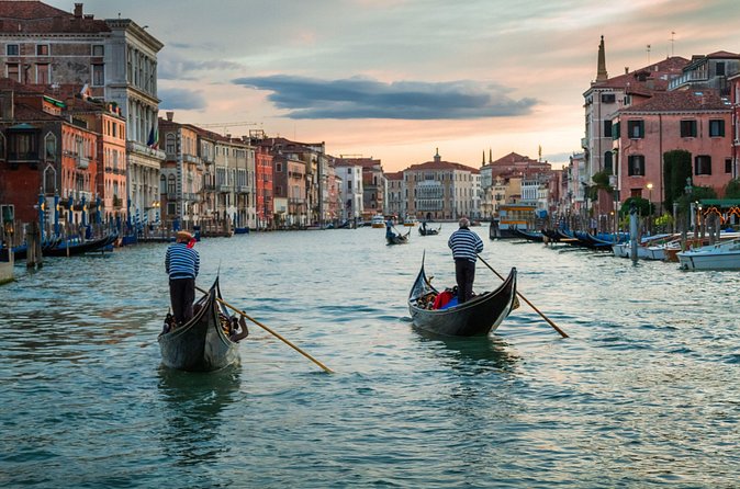 Romantic Venice: 30 Minute Gondola Ride with Serenade - Photo opportunities: where the best shots tend to happen