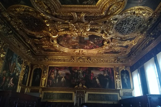 Skip-the-Line Venice Private Tour Including St Mark Doges Palace & Gondola Ride - Meeting in St. Mark’s Square at 10:00 and how the timing works