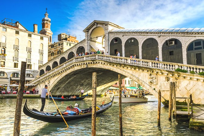 St. Mark’s Basilica Guided Tour with Venice Canals Gondola Ride - St. Mark’s Square arrival: using the guide to cut through the noise