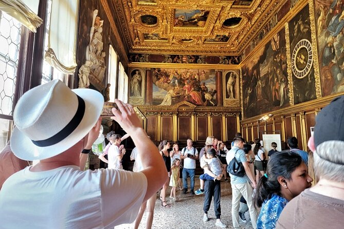 St Mark's, Doge's Palace, with Murano and Burano & Gondola Ride - Lunch Break in Venice: Use Your Hour Well