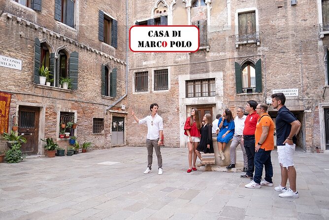 Unusual Venice Walking Tour through Rialto & Gondola Experience - Gondola prep: gallery, intro, audio commentary, and the 5-person limit