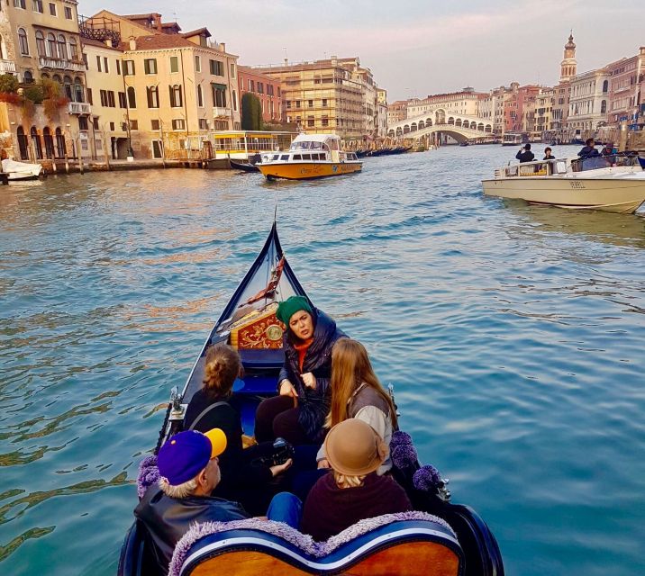 Venice: 30 min Gondola Ride on the Grand Canal with Guide - Why A Guided Gondola Feels Better Than a Straight Ride