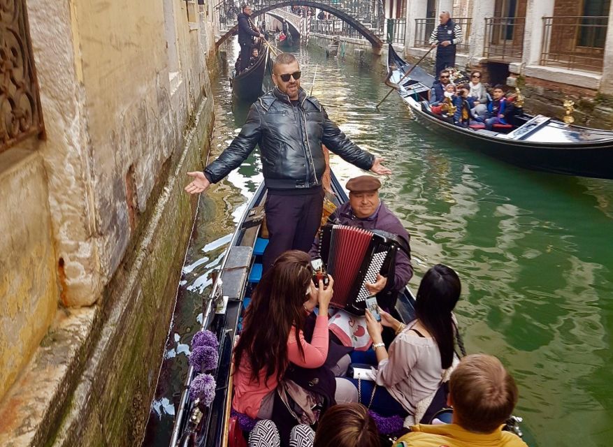 Venice: 30-Minute Gondola Ride on Grand Canal with Serenade - Who this gondola ride fits best