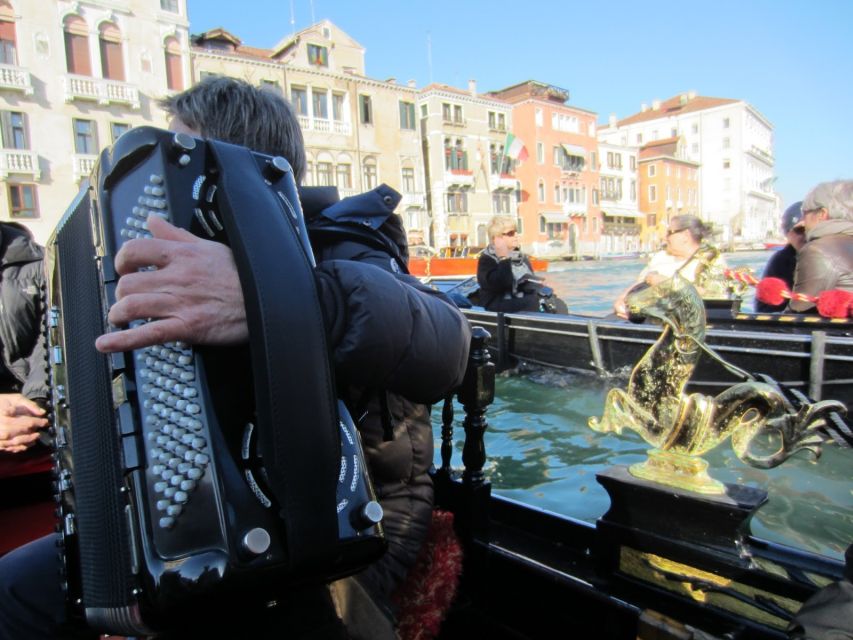 Venice: 30-Minute Gondola Ride on Grand Canal with Serenade - The serenade setup: why hearing the music is (sometimes) a “center-row” job