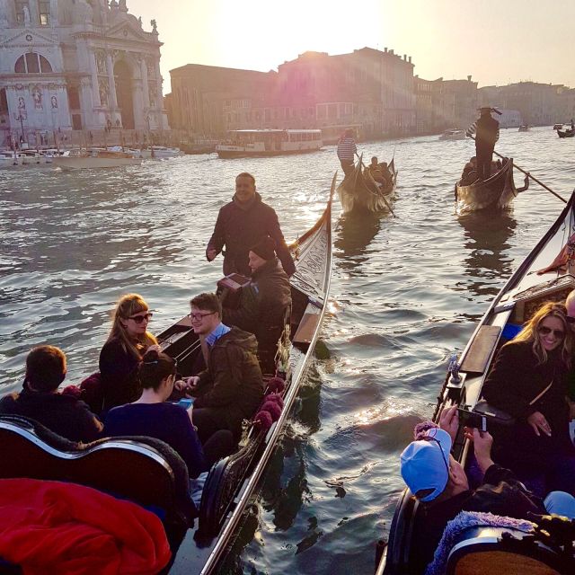 Venice: 30-Minute Gondola Ride on Grand Canal with Serenade - Shared vs. private options: what to watch before you choose
