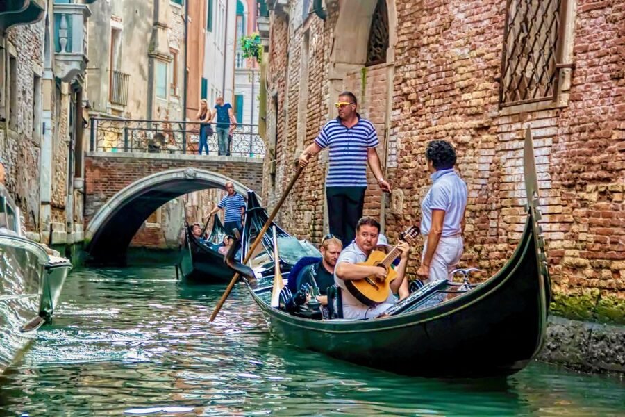 Venice: 30-Minute Gondola Ride on Grand Canal with Serenade - Timing reality check: why 30 minutes can feel like 20