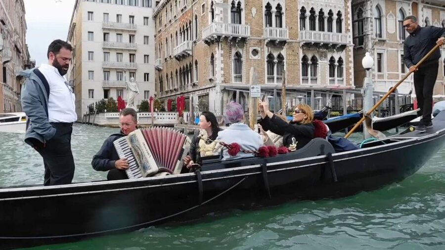 Venice: 30-Minute Gondola Ride on Grand Canal with Serenade - Price and what you’re really paying for