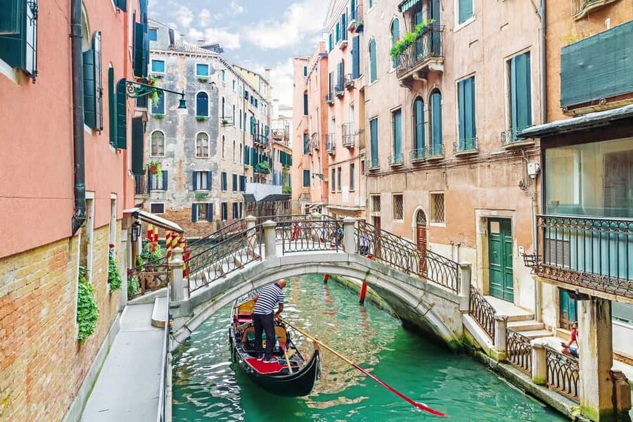Venice: 30 minutes Enchanting Gondola Ride - Rio San Luca: Bridges That Connect Real Life