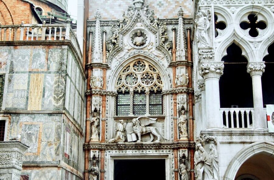 Venice: Basilica and Doge's Palace Tour with Gondola Ride - Timing, tide, and small rules that can make or break your day