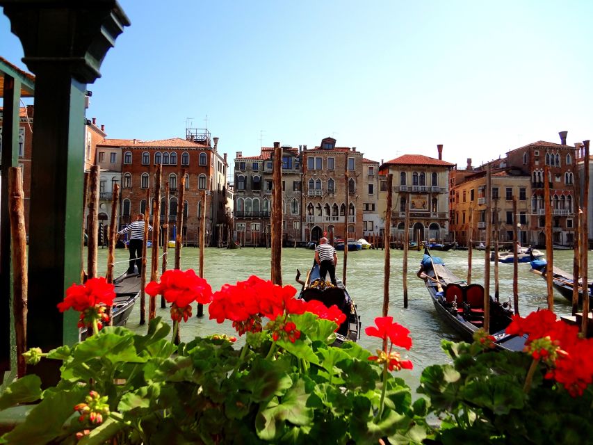 Venice: Basilica and Doge's Palace Tour with Gondola Ride - The gondola route: Grand Canal views plus named landmarks