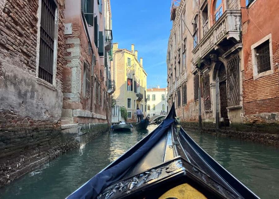 Venice: City Center Walking Tour & Iconic Gondola Ride - Spritz in a bàcaro: why this break is more than a drink