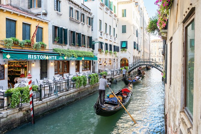 Venice: Classic 30-Minute Gondola Ride Through the Canals - Campo San Moisè: where the ride starts and why timing matters