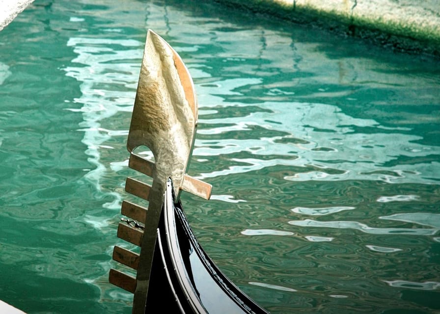 Venice: Crafted Gondola Under Breathtaking Bridge of Sighs™ - Onboard app commentary: helpful, but download it before you need it