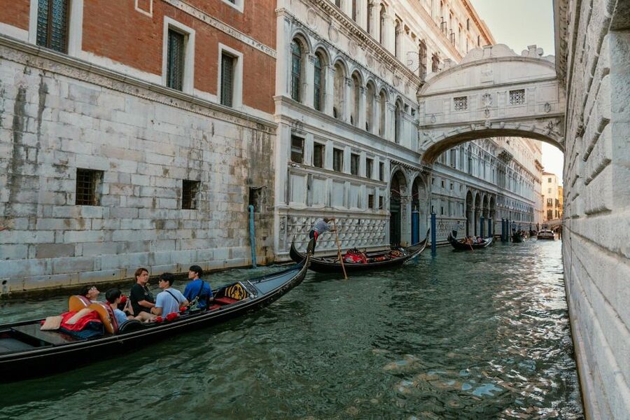 Venice: Doge's Palace and Basilica Tour with Gondola Ride - Key highlights to plan around